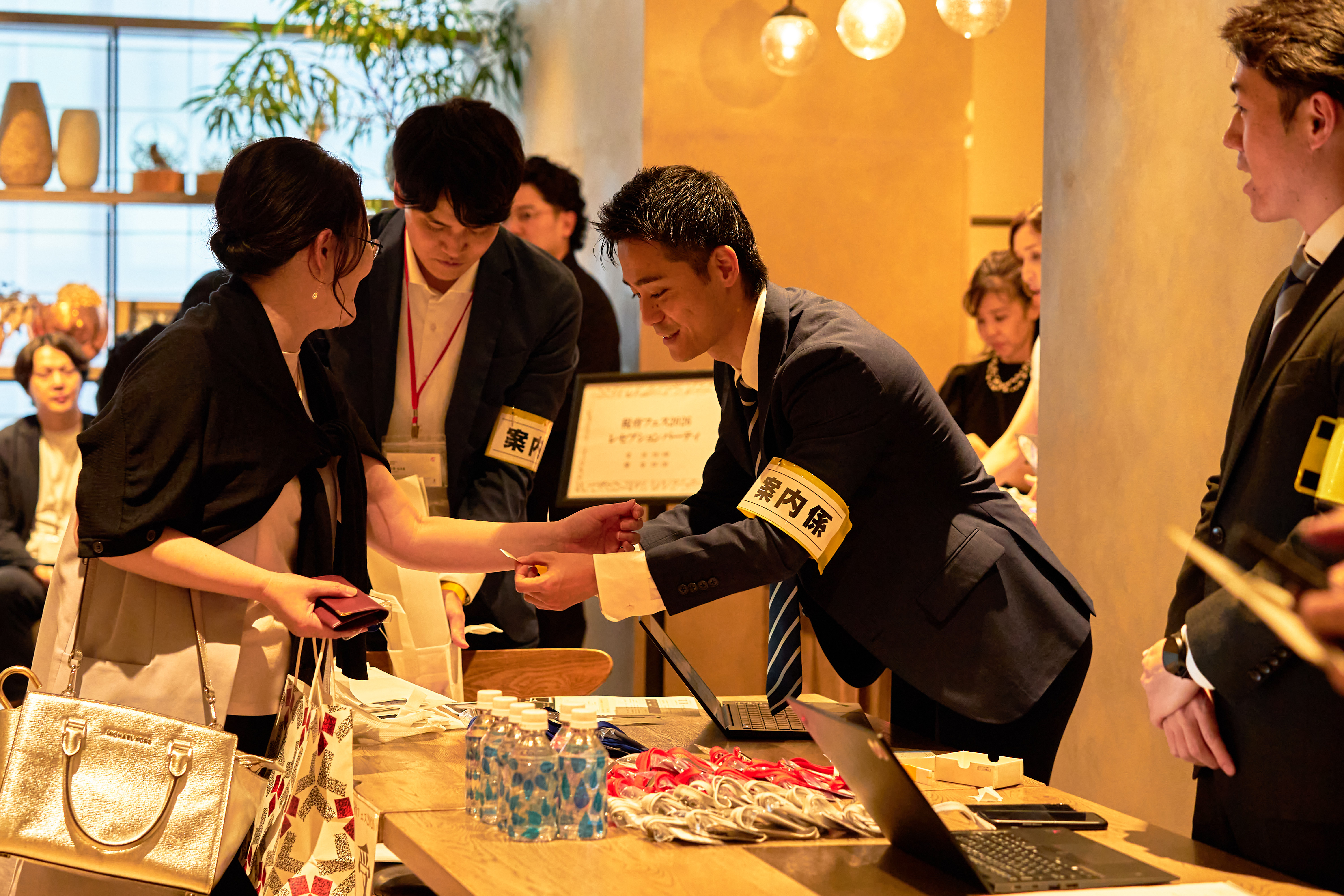 受付で案内を受け取る税育フェス2026の参加者